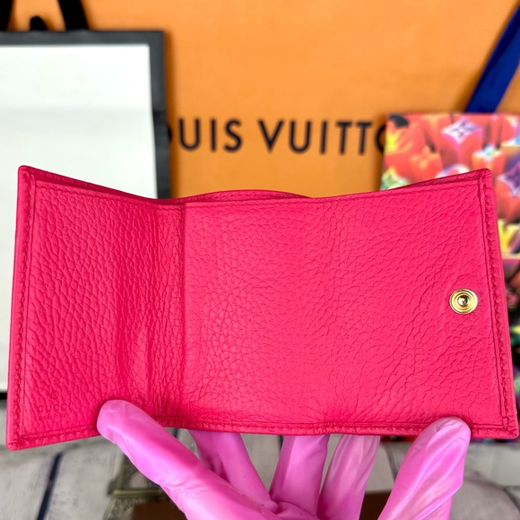 Gucci hot pink compact wallet with card holder and coin section - Picture 6 of 15